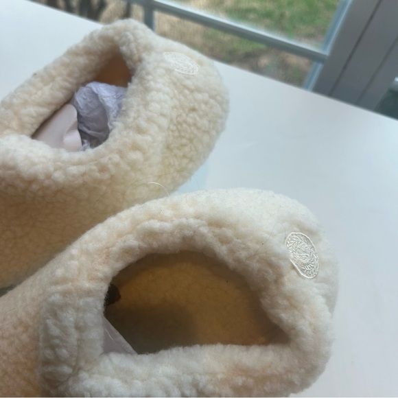 Unbranded boutique NEW cream colored cozy sherpa slippers ladies Large,  7-9.5 - Picture 3 of 6